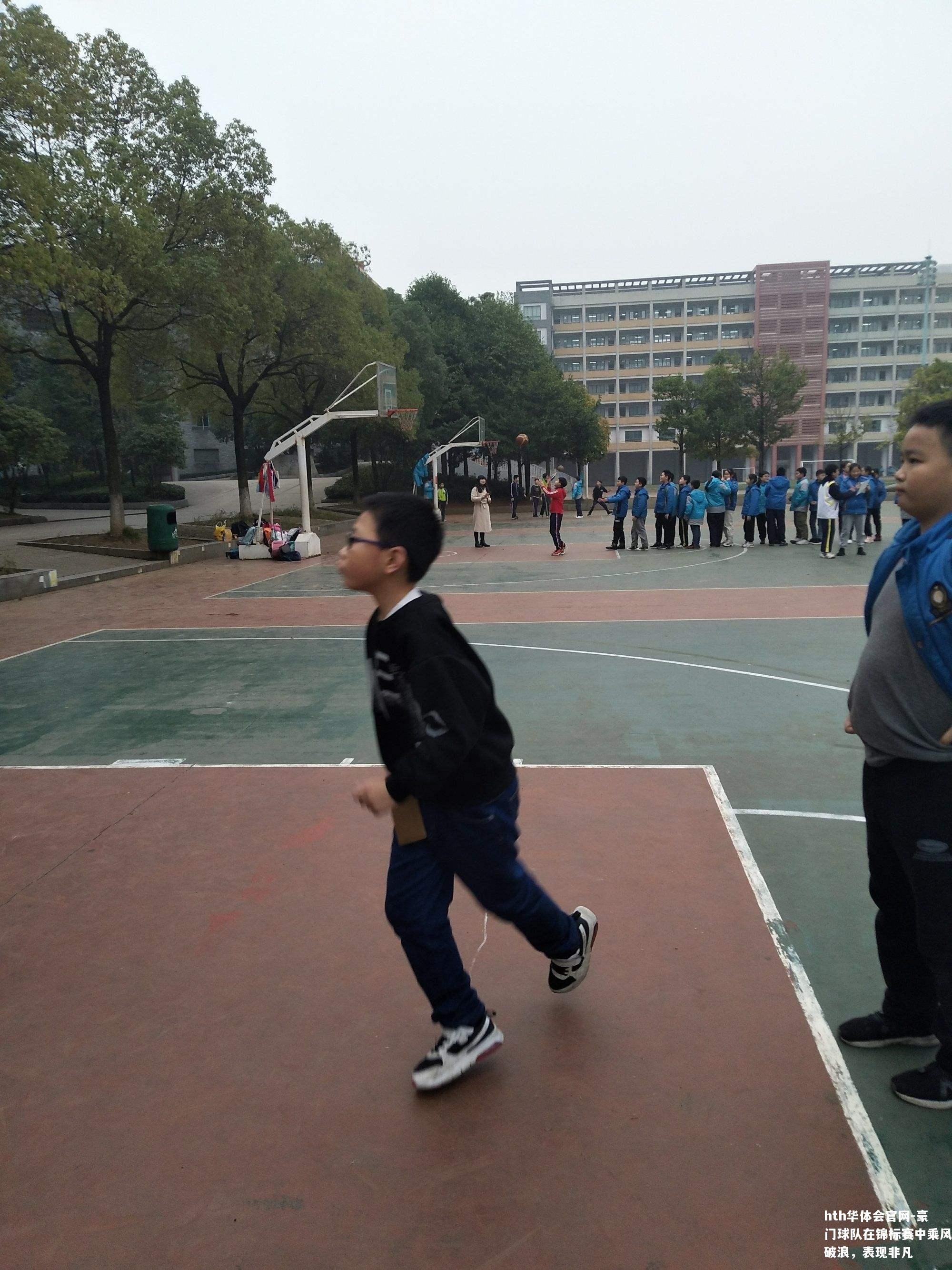 豪门球队在锦标赛中乘风破浪，表现非凡